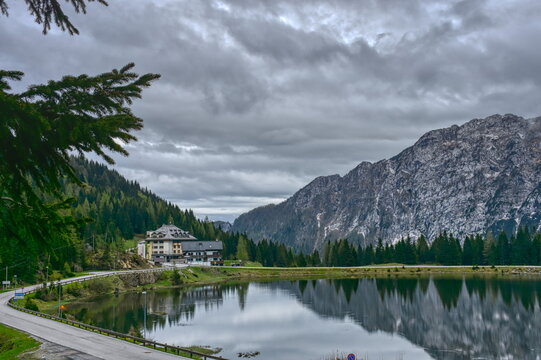 Grenze, &Ouml;sterreich, Italien, K&auml;rnten, Nassfeld, Nassfeldpass, Nassfeldh&ouml;he, Passo Pramollo, Malurch, Berg, Gipfel, Alpen, karnische Alpen, Stra&szlig;e, Asphalt, Grenze, Wald, Fels, Bergr&uuml;cken, See,  Nassfe