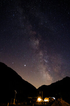 Via lattea con giove e saturno fotografata da Riale, Valformazza, Piemonte, Italia.