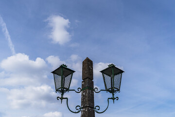 Farola con base de piedra