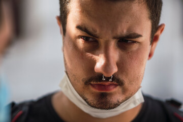 Obraz premium Chico joven mirando a otro hombre con mascarilla