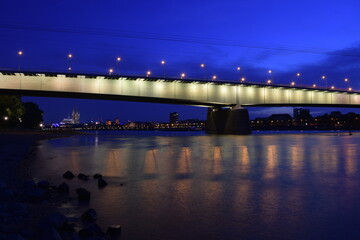 Brücke in Köln beleuchtet