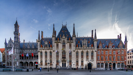 Obraz premium The historic buildings of Provincial Palace with the Historium on the left and the Post Office on the right, on Market Square in the medieval City of Bruges 