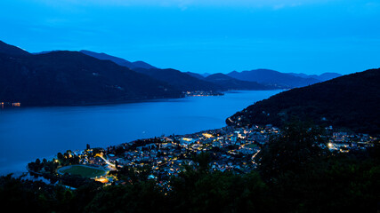 Panorama all'ora blu di Cannobio scattato da Sant'Agata (VB), Lago Maggiore, Piemonte, Italia.