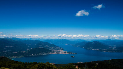 Panorama del Lago Maggiore scattato dalla vetta del Mottarone, Stresa (VB), Piemonte, Italia.