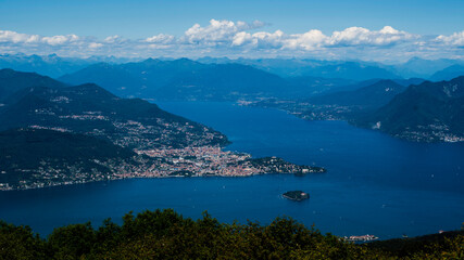 Panorama del Lago Maggiore scattato dalla vetta del Mottarone, Stresa (VB), Piemonte, Italia.
