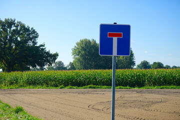 Sackgassen Schild, Verkehrsschild in der Landschaft vor Acker, Feldern und Bäumen im Sommer