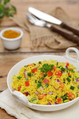 Couscous-Salat mit Gurke und Paprika