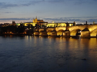 Fototapeta na wymiar Nachts in Prag an der Moldau