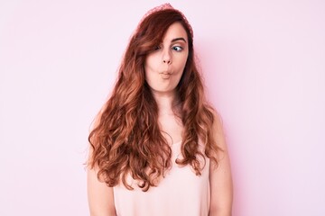 Obraz premium Young beautiful woman wearing casual clothes making fish face with lips, crazy and comical gesture. funny expression.