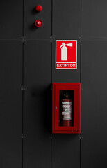 Extinguisher inthe wall with the message in Spanish 