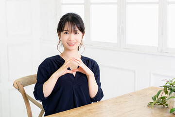OKのジェスチャーをする若い女性