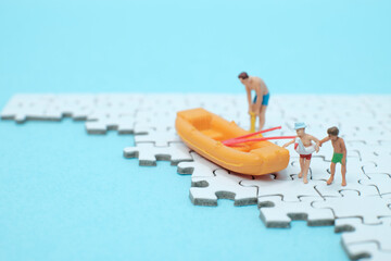 夏休みに海水浴に来ている親子のミニチュアイメージ