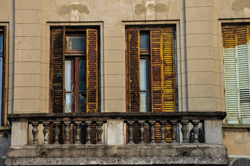 Fototapeta na wymiar Vintage windows, Buenos Aires