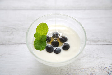 ヨーグルトとブルーベリーに蜂蜜をかける