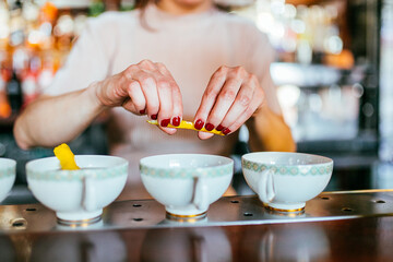 mujer preparando cocktail en una taza de te