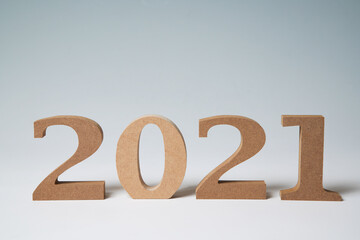 西暦2021の文字を、グレーバックにて
