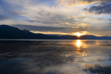 Obraz premium A beautiful sunset over the lake