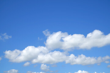 Naklejka na ściany i meble 青空に漂う様な白い雲