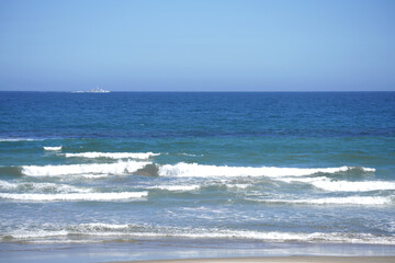 砂浜に打ち寄せるさざ波