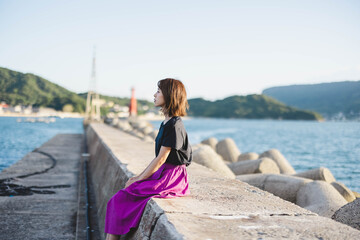夕暮れの海の女性