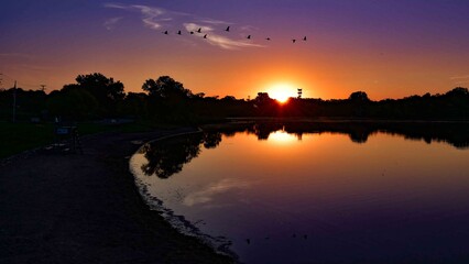 Obraz premium Summer sunrise walks at the park