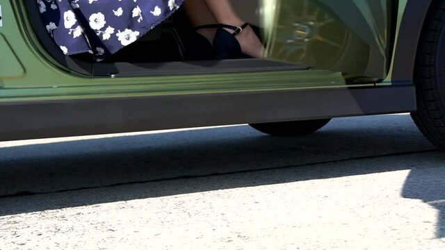 車から降りる女性