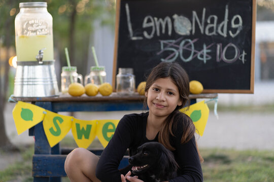 Niñas emprendedoras venden con exito limonadas negocio joven