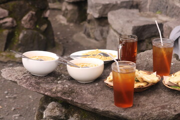food and drinks are served at the Merapi coffee shop (Indonesian: Warung Kopi Merapi)