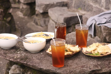 food and drinks are served at the Merapi coffee shop (Indonesian: Warung Kopi Merapi)