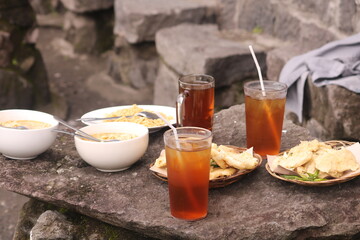 food and drinks are served at the Merapi coffee shop (Indonesian: Warung Kopi Merapi)