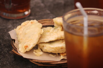 food and drinks are served at the Merapi coffee shop (Indonesian: Warung Kopi Merapi)