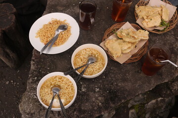 food and drinks are served at the Merapi coffee shop (Indonesian: Warung Kopi Merapi)