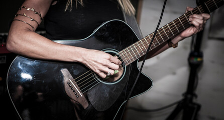 Obraz na płótnie Canvas musician playing guitar