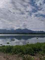 Montañas sobre lago