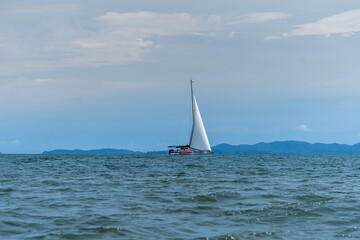 Obraz premium Beautiful and peaceful sailboat sailing in the middle of the Pacific Ocean 