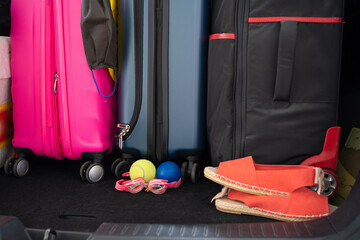 Las maletas y los objetos están acomodados  para viajar con toda la familia.