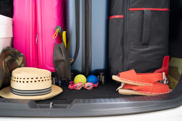 Las maletas y los objetos están acomodados  para viajar.