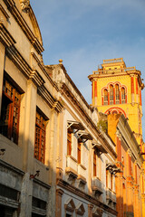 Obraz premium View to colonial buildings and church in warm light, Cartagena, Colombia