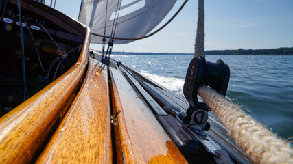 Klassische Segelyacht hart am Wind