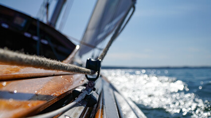 Klassische Segelyacht hart am Wind