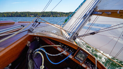 Klassische Segelyacht hart am WInd