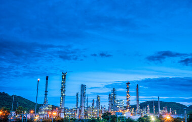 Obraz premium Oil refinery gas petrol plant industry with crude tank, gasoline supply and chemical factory. Petroleum barrel fuel heavy industry oil refinery manufacturing factory plant. Refinery industry concept