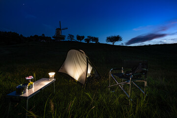 日本　風車とソロキャンプ