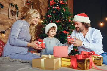 Obraz na płótnie Canvas Parents gives a child a gift at Christmas