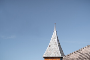 Spitzes Türmchen an einem Haus