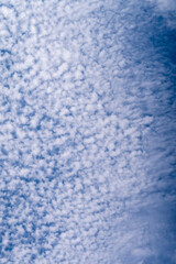 Himmel mit Wolken blau weiss Hintergrund Textur
