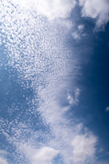 Himmel mit Wolken blau weiss Hintergrund Textur