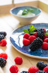Himbeeren und Brombeeren Frühstück