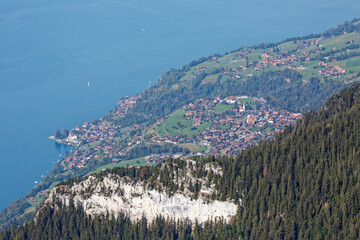 village au bord du lac  de Thoune