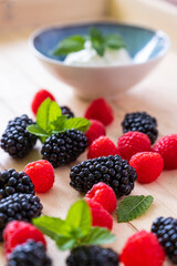 Himbeeren und Brombeeren Frühstück